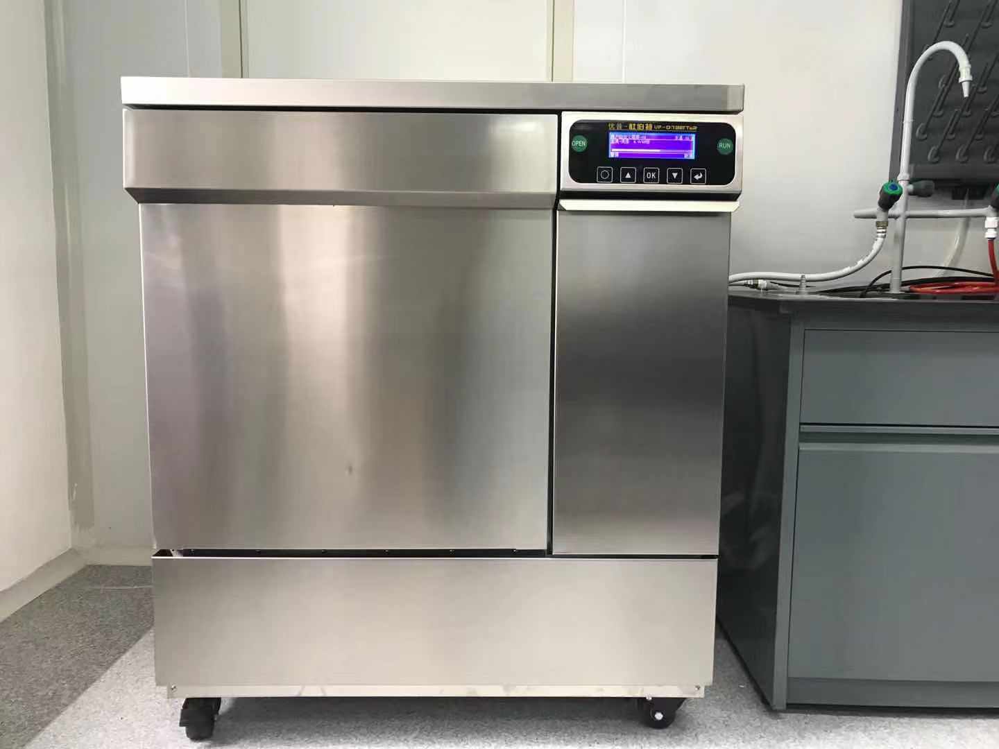 實(shí)驗(yàn)室洗瓶機(jī)在現(xiàn)實(shí)生產(chǎn)中應(yīng)用